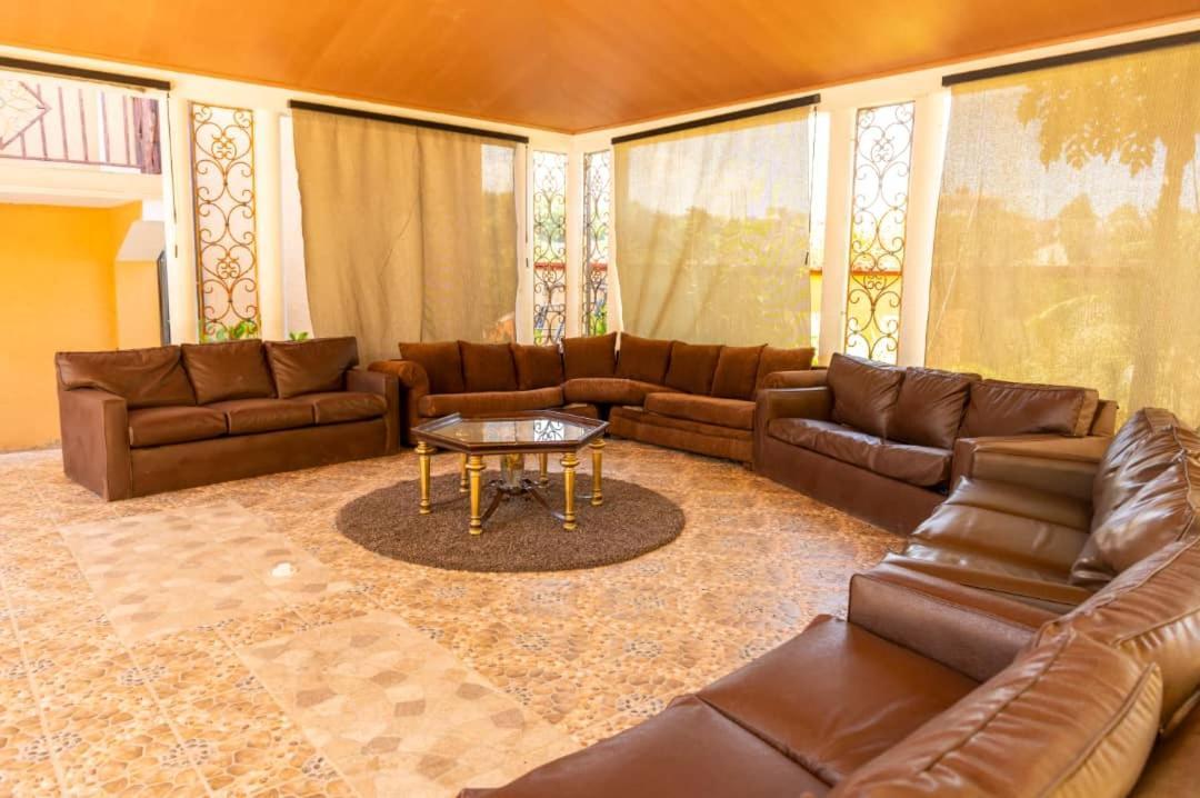 פורט-או-פרינס Vivy Hill'S Hotel מראה חיצוני תמונה